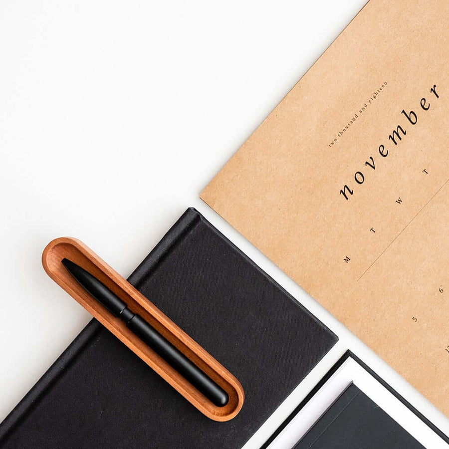 Stilform Wooden Holder in Cedar finish, showcasing a Stilform pen